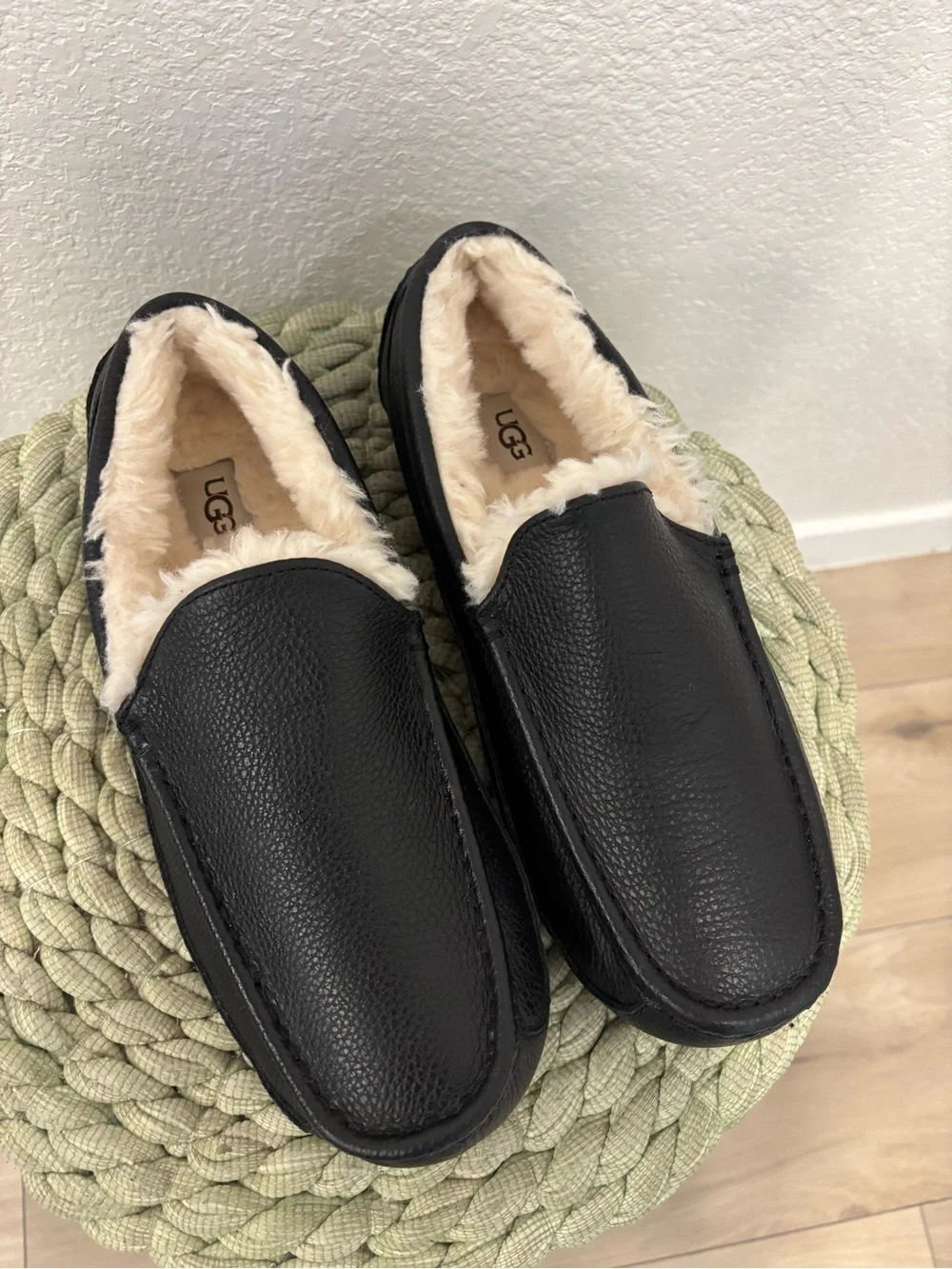 NEW UGG Ascot Men's Black Leather Moccasin Slip-On Loafer Size 10